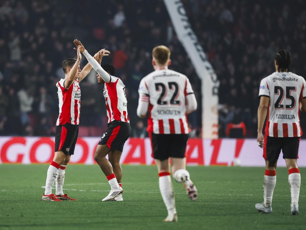 Op deze afbeelding staan een aantal PSV-spelers weergegeven die samen een goal vieren.