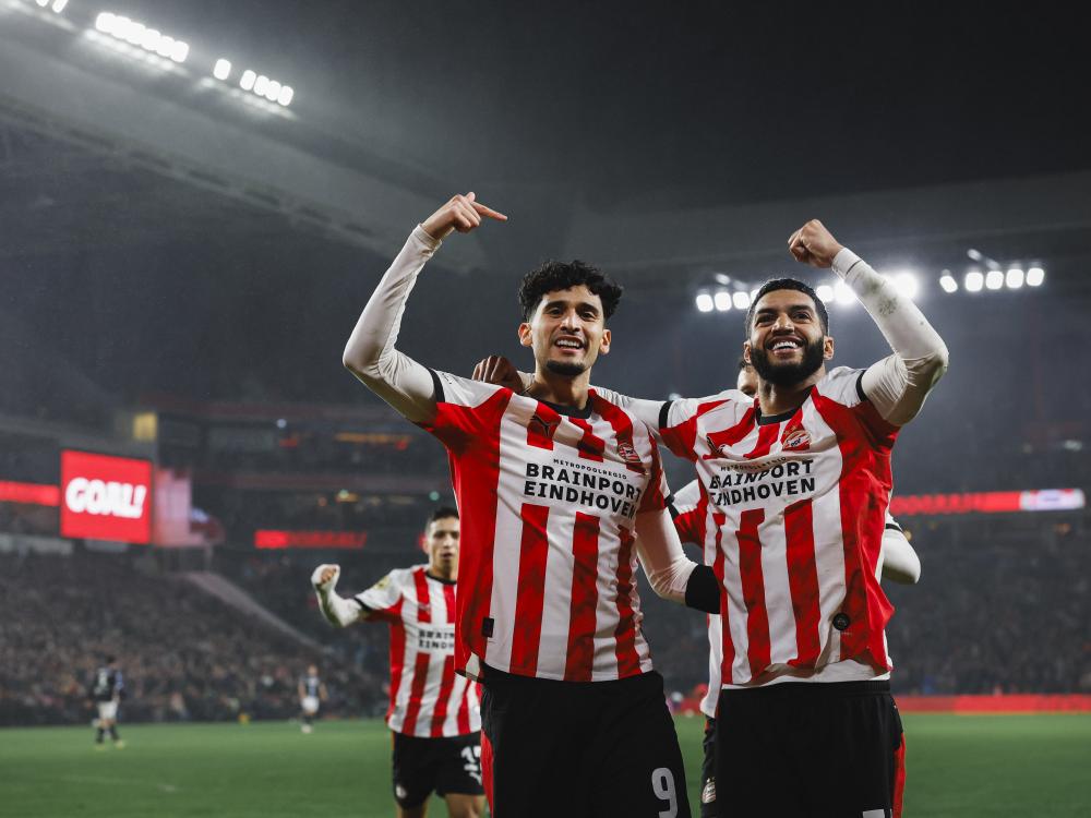 Op deze afbeelding staan PSV-spelers Pepi en Saibari weergegeven na een doelpunt.
