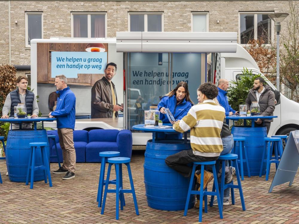 belastingdienstbus met medewerkers en bezoekers daarvoor