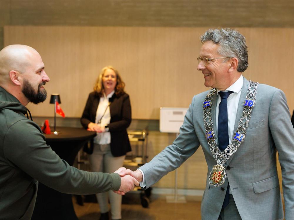 Burgemeester Dijsselbloem en Dzmitry Viarbitski schudden elkaar de hand
