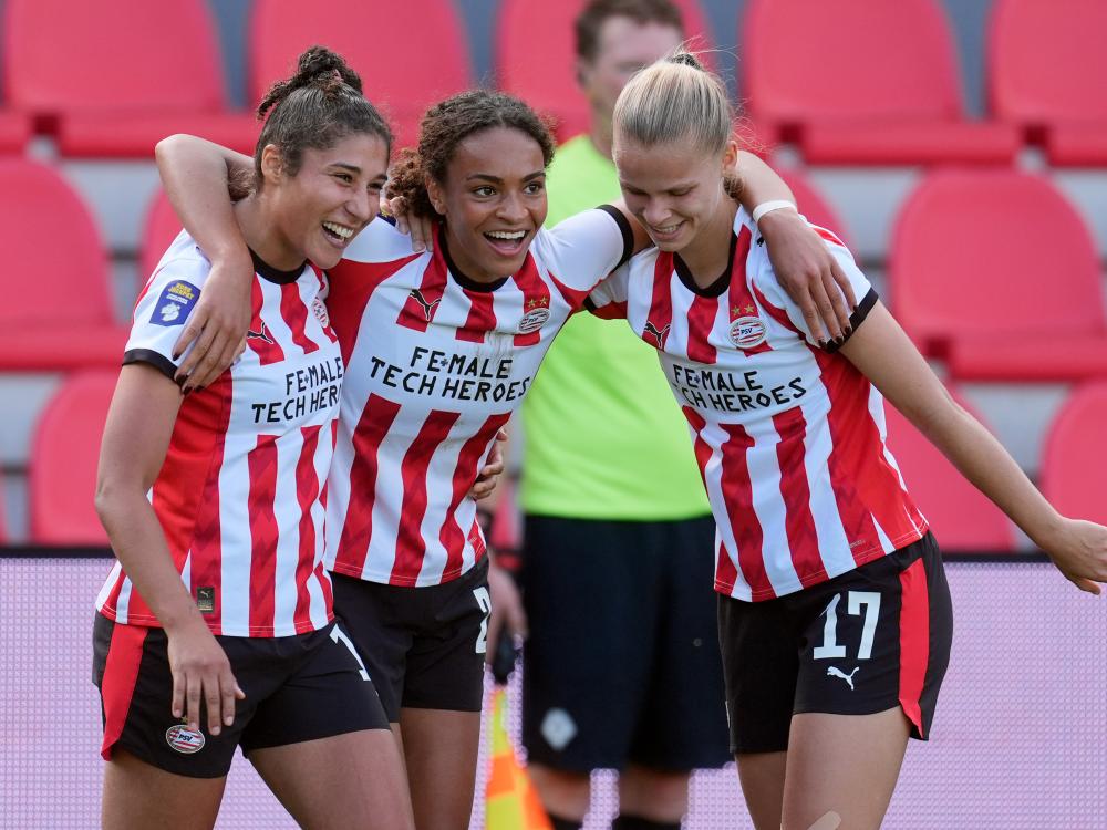PSV-speelsters Ripa, Nijstad en Jacobs vieren gezamenlijk een doelpunt.