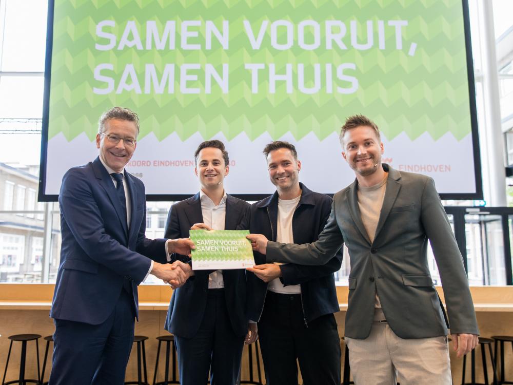 Burgemeester Jeroen Dijsselbloem, Remco van Dooren (CDA), Rik Thijs (PRO) en Chris Dams (D66) met het coalitieakkoord 2026-2030.