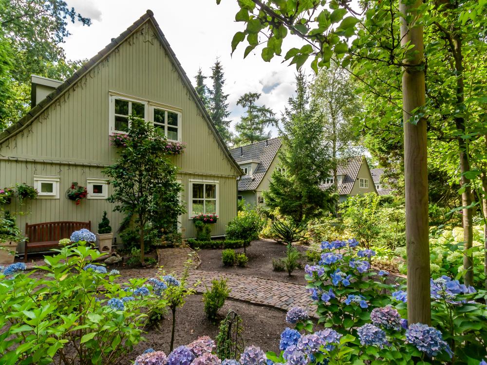 Een Oostenrijkse woning met bloeiende tuin (Foto: Ton Langenberg)