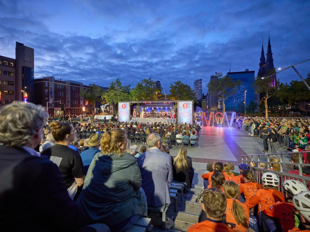 Herdenking van bevrijding van Eindhoven op het Stadhuisplein