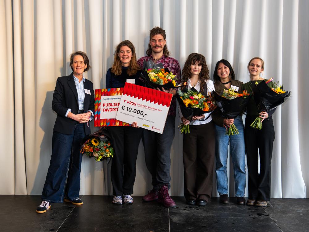 De winnares en genomineerden van de social design talent awards met wethouder Giesbertz